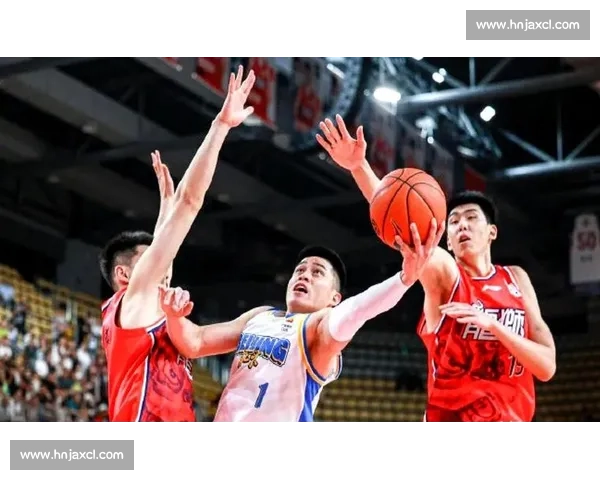 首钢男篮迎战强敌全力拼搏争夺季后赛名额比赛悬念十足